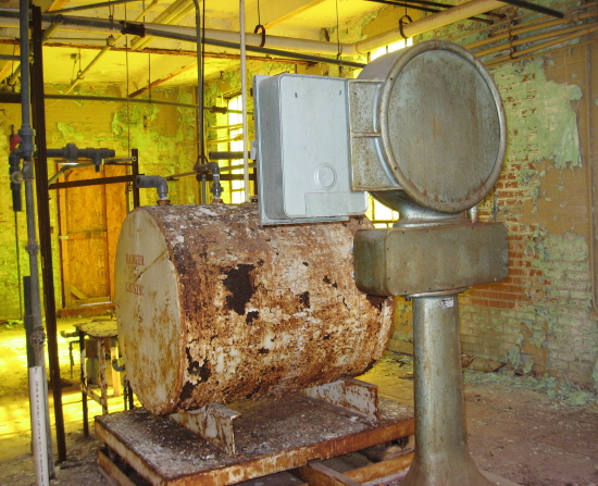 chlorine tank and scale_1_1 Chlorine Tank and Scale